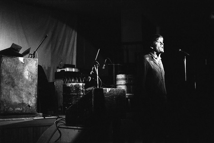28. Marcel Stiener and Mr fixit, Pat Browne about to play a tune. Snowdown